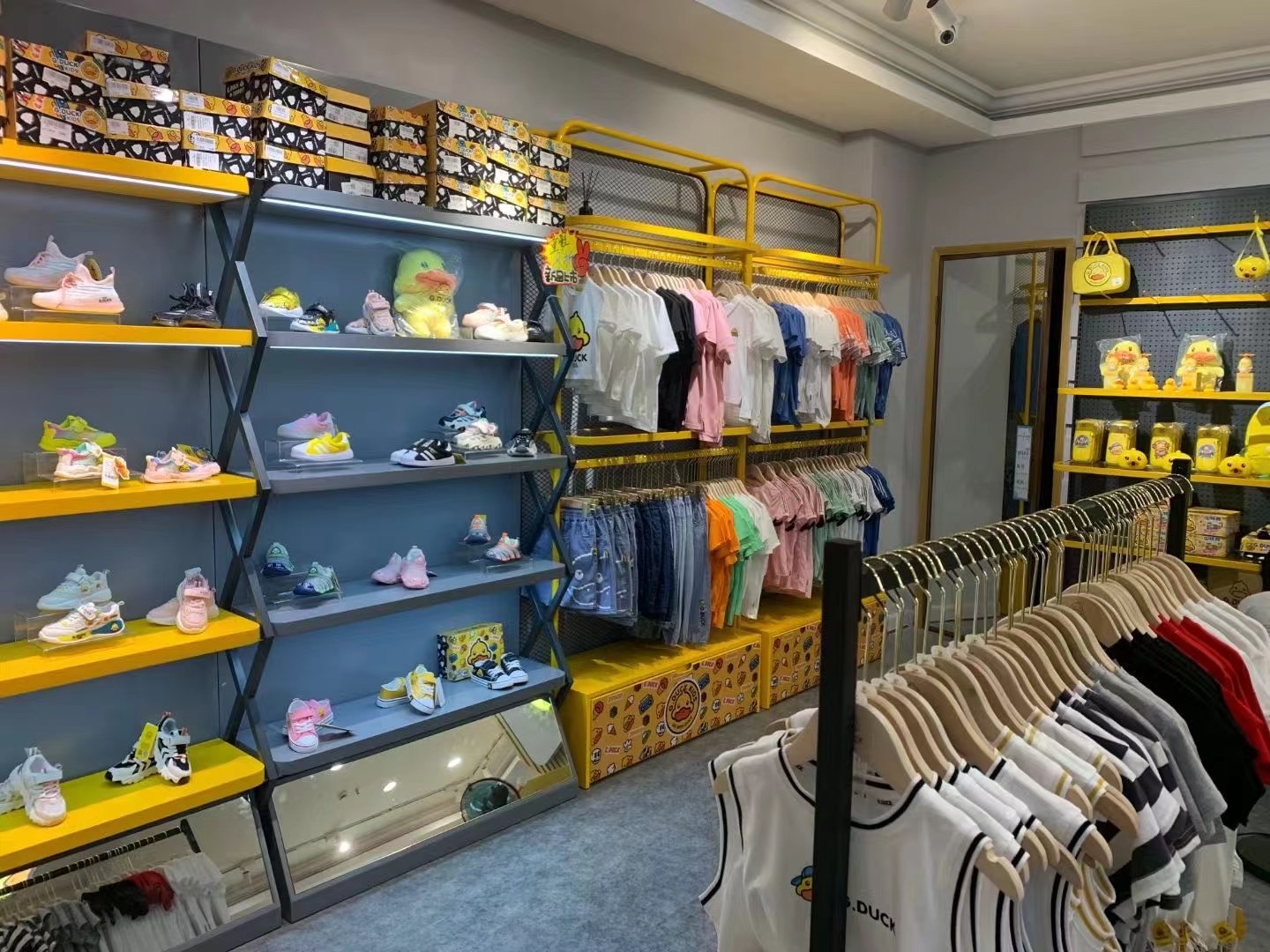 小黄鸭童装店服装货架 铁艺烤漆服装潮流展示架 bduck童装店定制