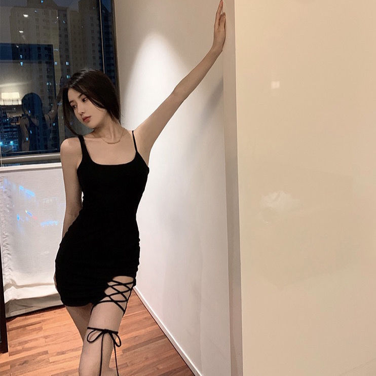 21纯欲女友风性感绑带不对称小黑裙吊带裙弹性显身材收腰包臀短裙