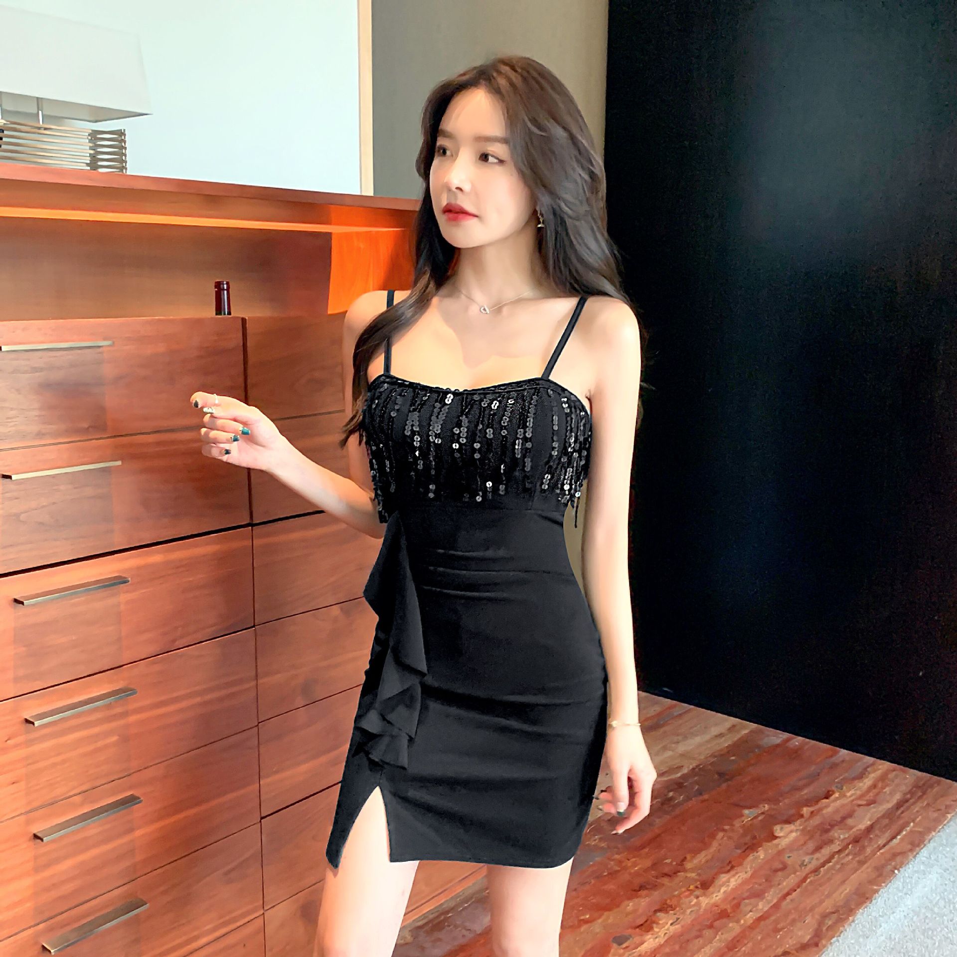 2942夜店性感亮片流苏一字领低胸荷叶边a字裙打底短裙吊带连衣裙