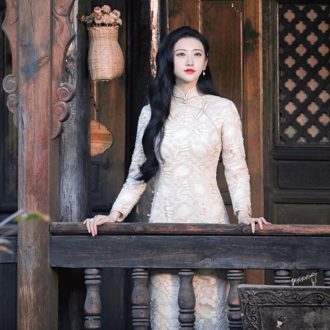 司藤景甜同款复古白色重工刺绣钉珠长袖低开叉长款旗袍2021春新款