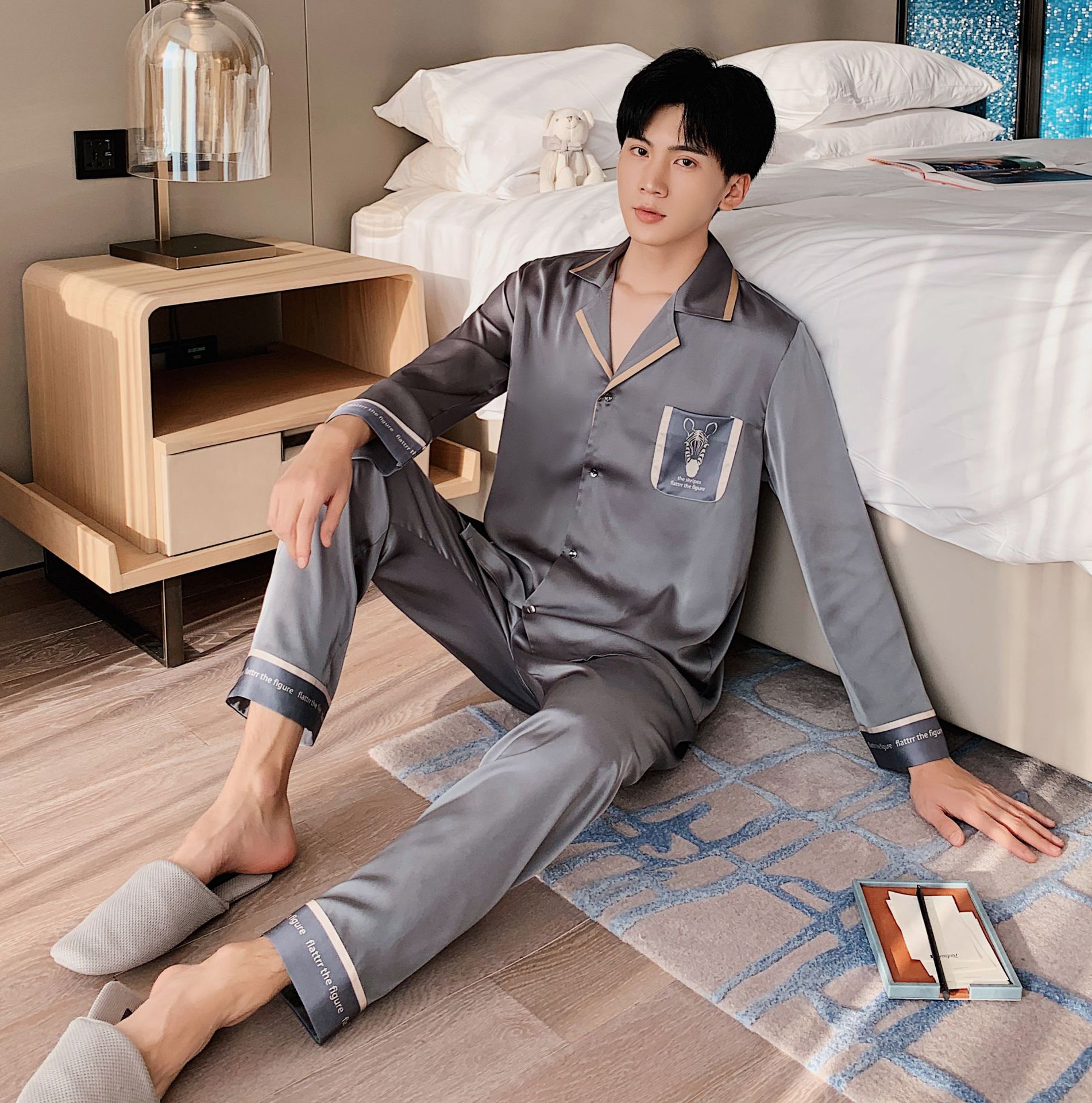 刺绣真丝睡衣图片