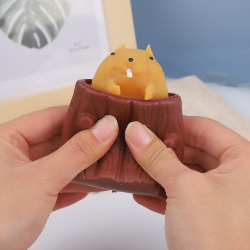 创意棕色树桩松鼠杯解压玩具 减压挤压杯捏捏乐可爱树洞儿童玩具