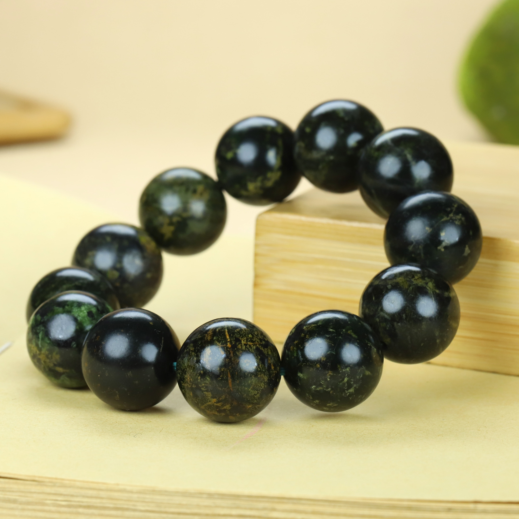 天然药王石活磁单圈手串西藏玉橄榄绿陨石墨绿玉手链直播货源批发