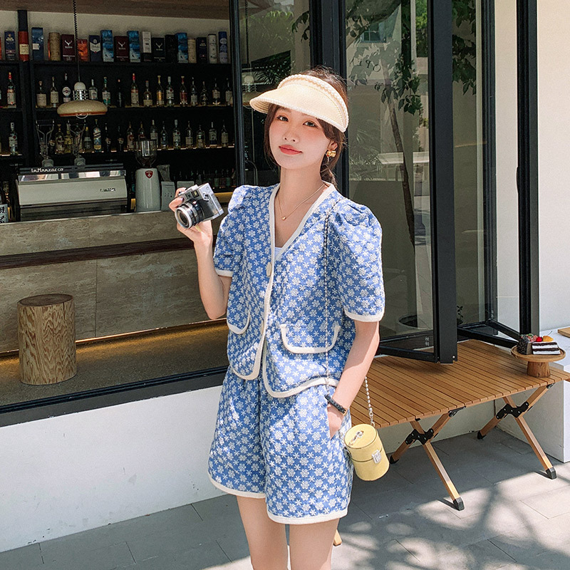 蓝色刺绣小香风套装女夏2024新款法式小个子短袖上衣阔腿裤两件套