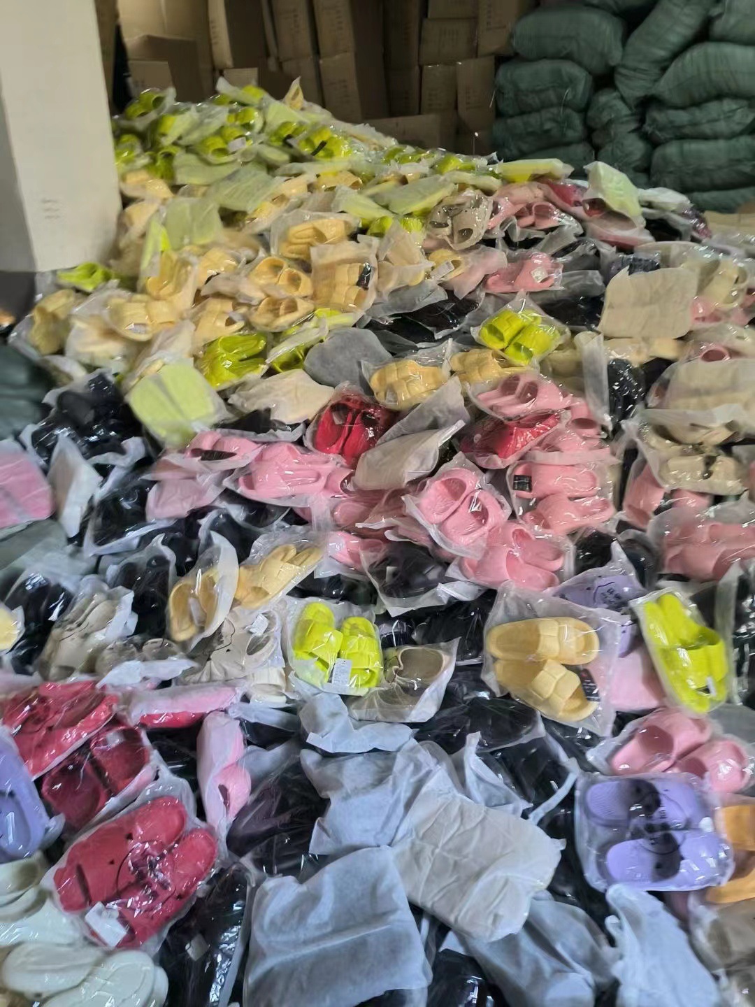 库存鞋子批发大量地摊鞋鞋子批发市场地摊货源软底踩屎感拖鞋便宜