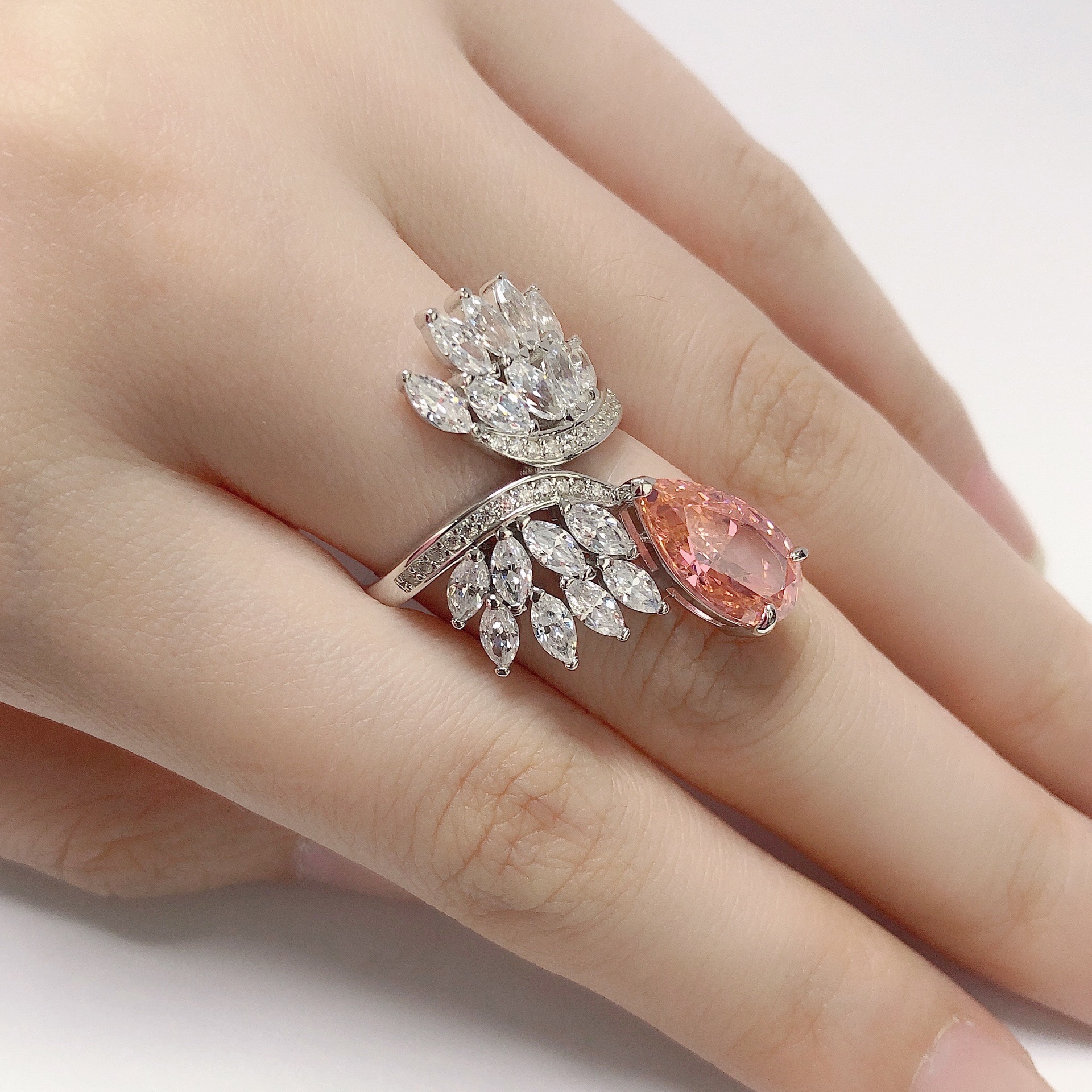 s925银镀金4克拉钻石切割 水滴戒指 马眼碎钻镶嵌戒壁 高碳钻戒指