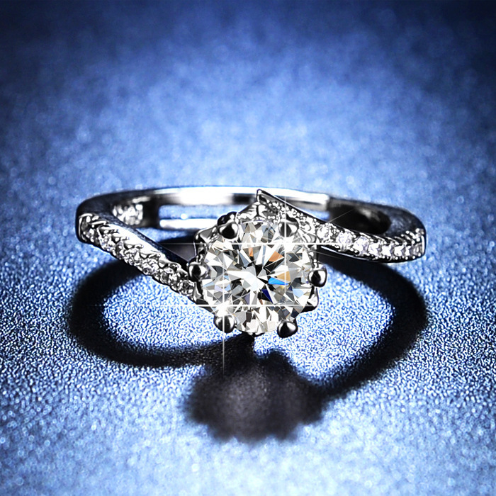 女款镶嵌锆石仿真钻戒扭臂交叉优雅唯美雪花桃心一克拉莫桑石戒指