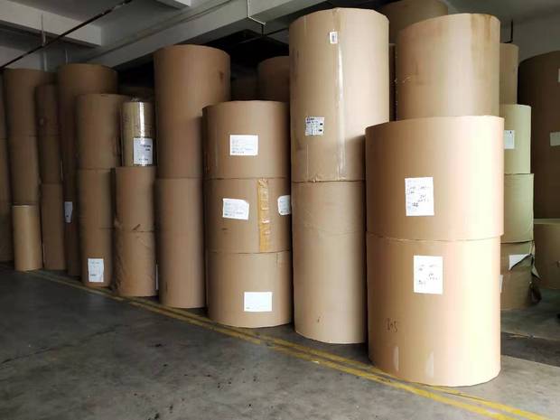 单面牛皮纸卷厂家生产单面箱板纸 挂面箱板纸管分条专用纸