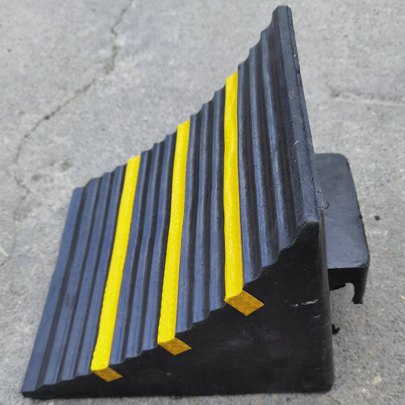橡胶止退器车轮止滑止退器三角木倒车垫挡车止滑器车库橡塑止退器