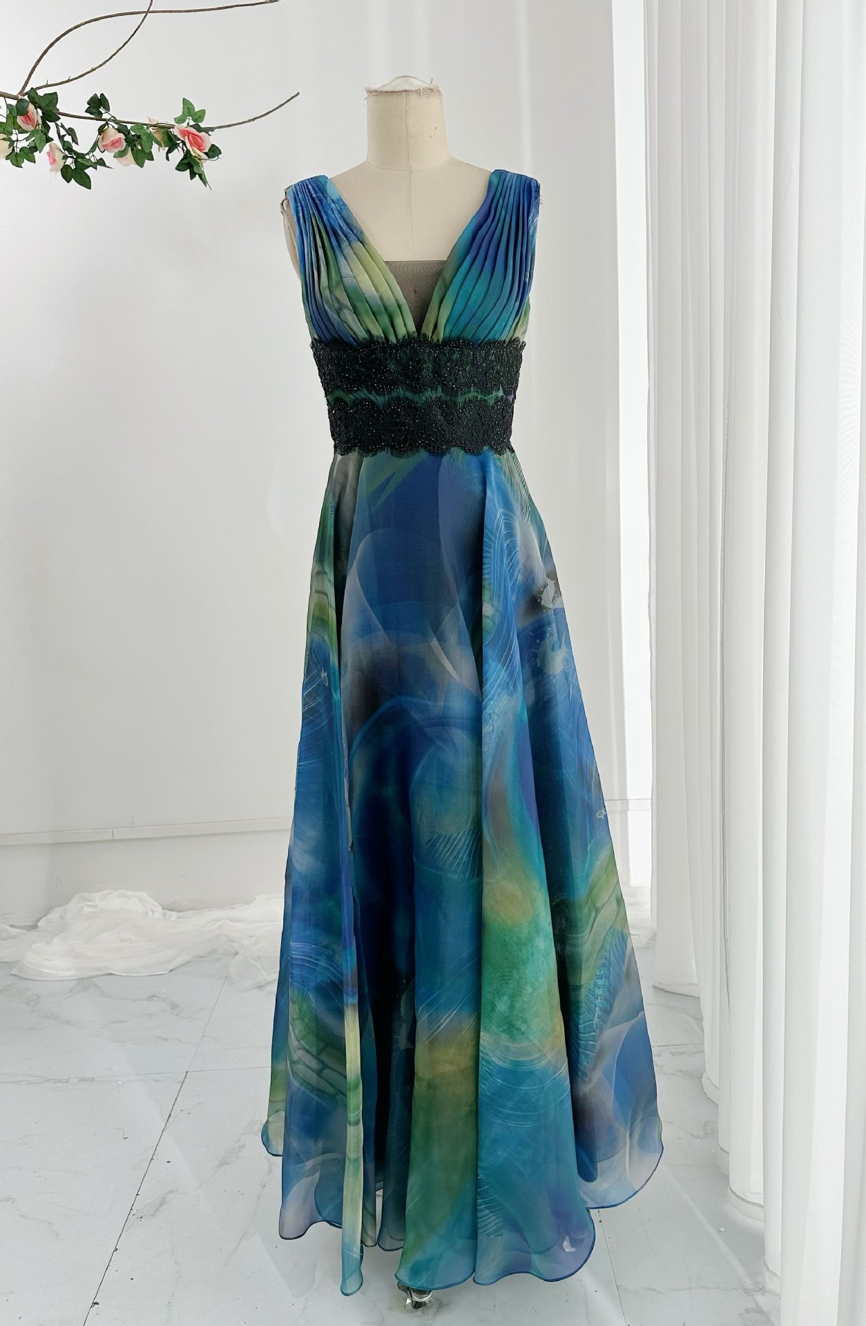 蓝色气质轻奢印花雪纺v字领无袖a字型显瘦主持聚会晚礼服m2087