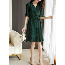 夏天绿色波点连衣裙女新款大码显瘦中长裙款减龄V领摆印花裙子