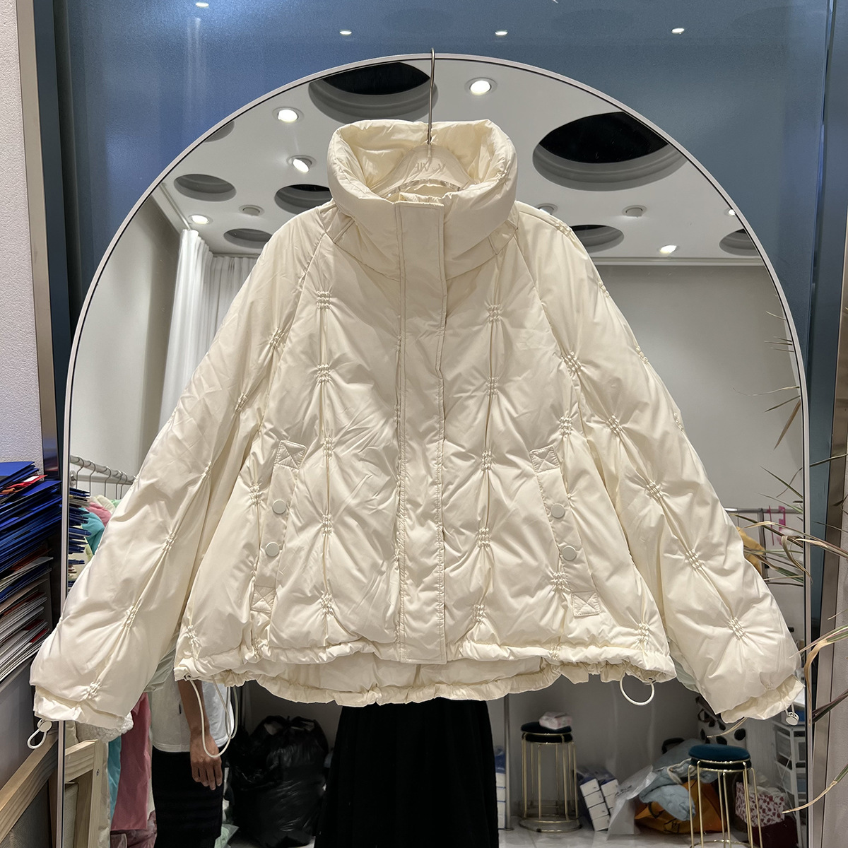 黄色绣花羽绒服