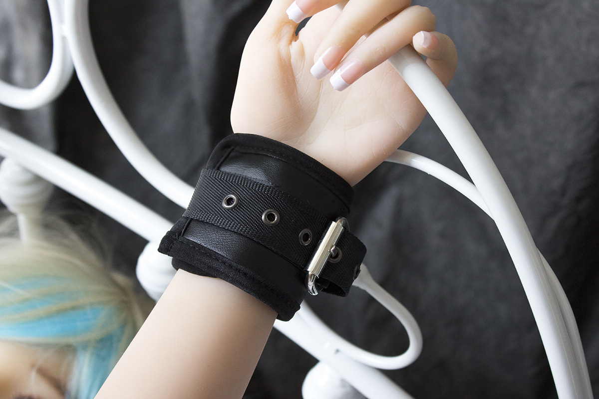 情趣调教皮革手铐 夫妻游戏调情玩具皮革包边手拷 外贸精品货源