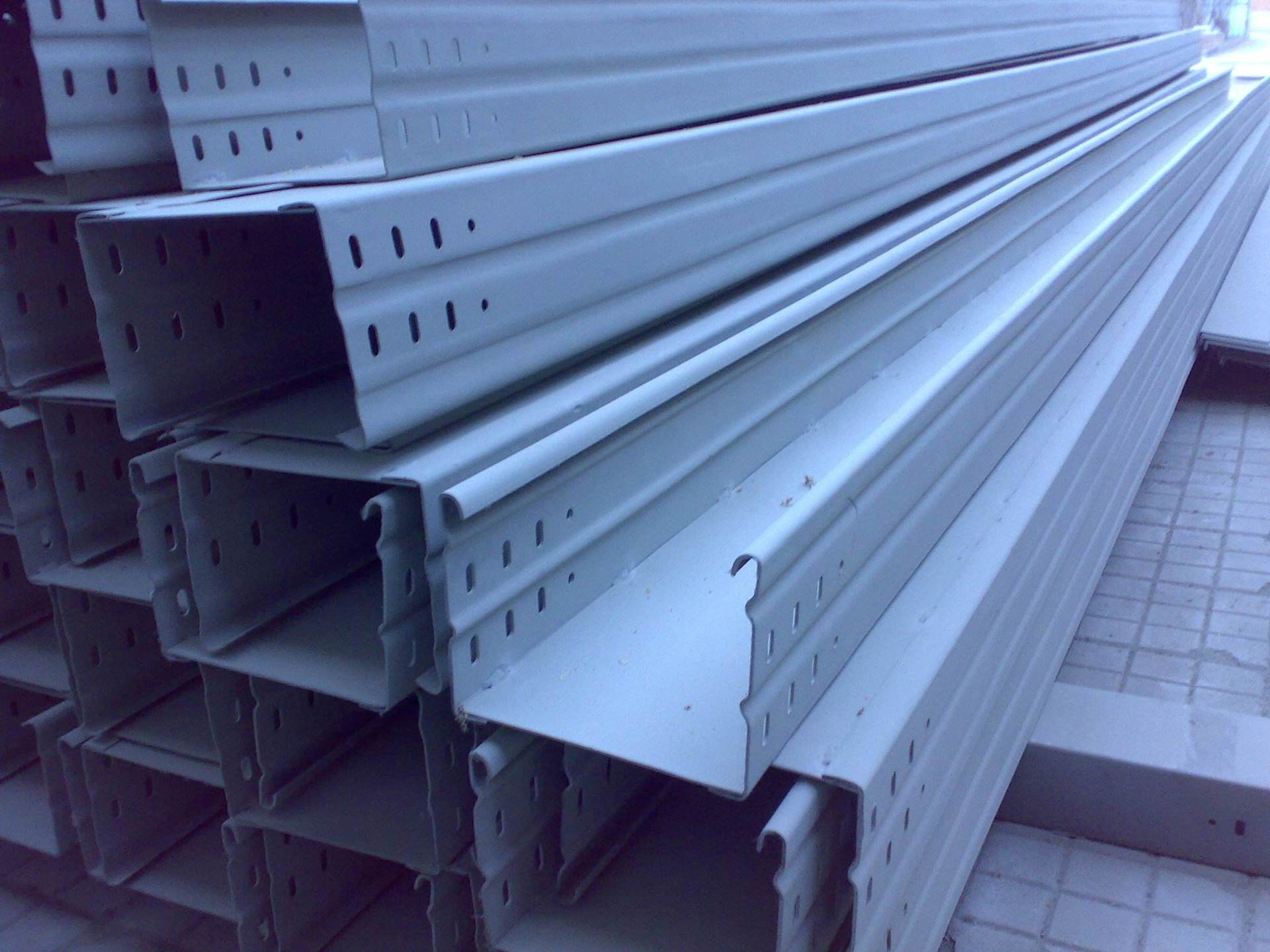 托盘式桥架槽式铝合金梯式桥架镀锌桥架批发槽式托盘式线槽线盒