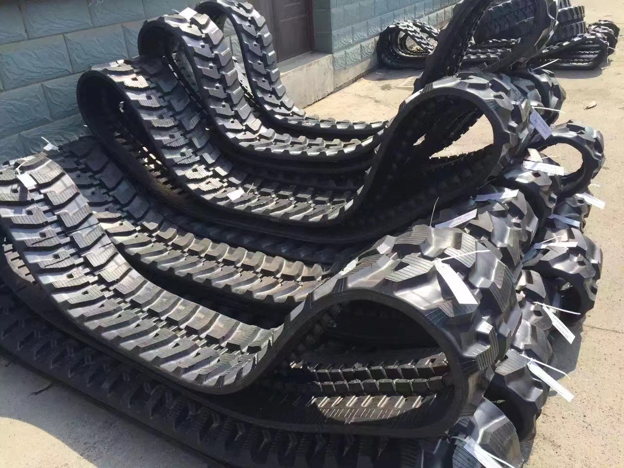 货供应挖掘机橡胶履带 工程橡胶履带现货供应 180/230/250/300