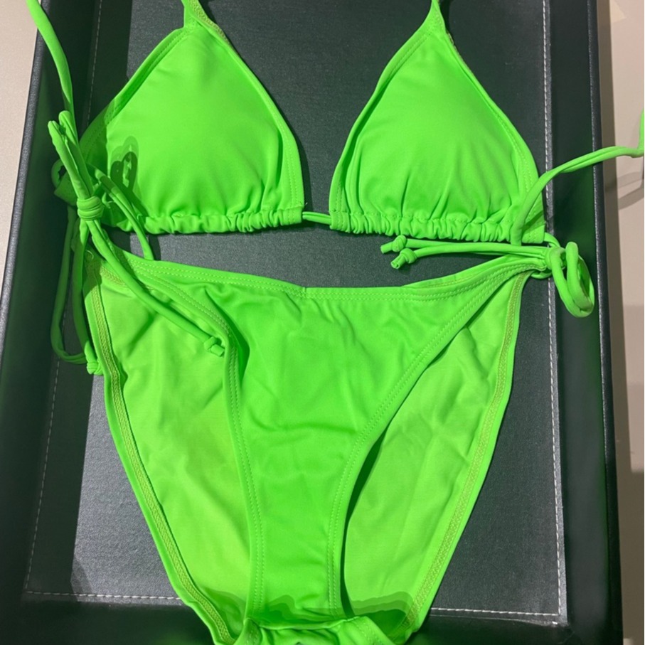 欧美荧光绿大胸显小绿色三角比基尼系带女分体泳衣性感可爱bikini