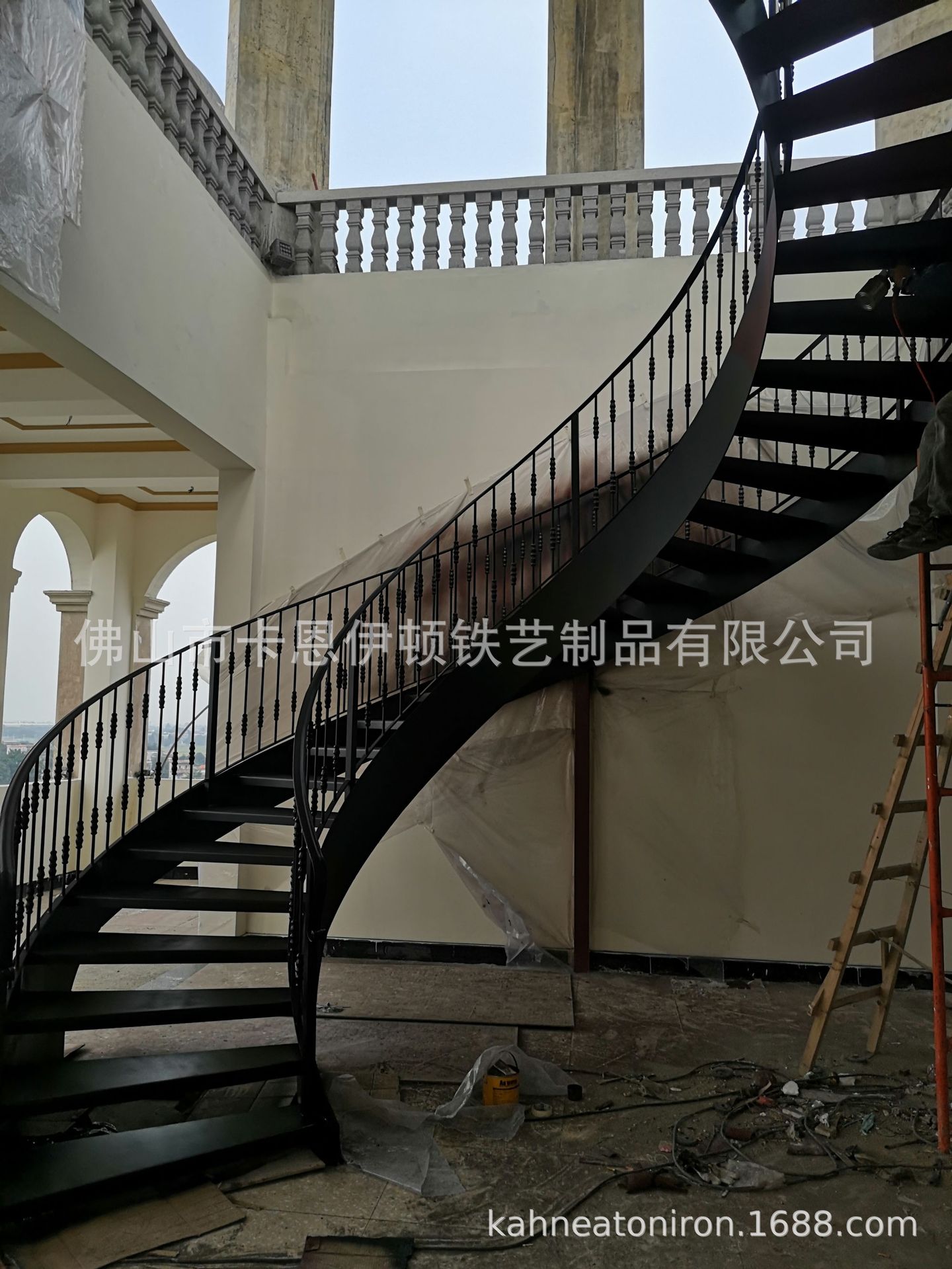 户外铁艺不锈钢玻璃楼梯护栏钢结构消防螺旋扶手厂家加工安装出口