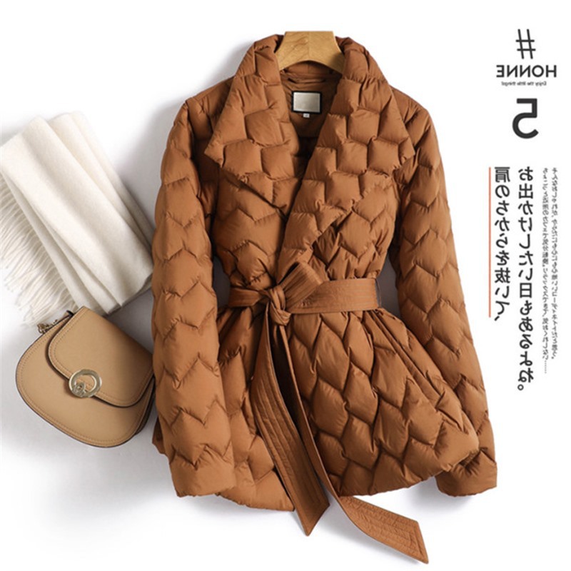 高知审美典范~巧克力绗线 90鹅绒轻薄羽绒服女收腰中长款冬季外套