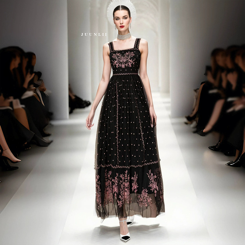 法式复古重工网纱刺绣蝴蝶飘逸长裙2024走秀新款高级感吊带连衣裙