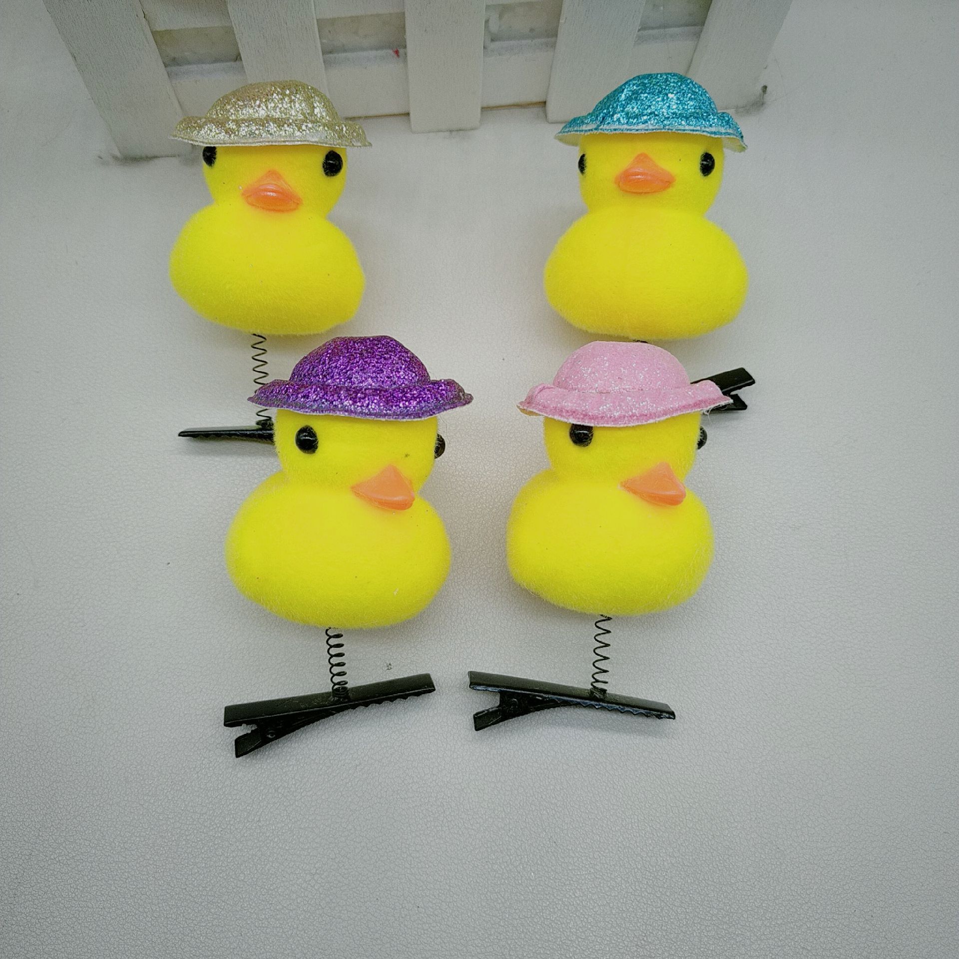 跨境热销戴金粉帽子小黄鸭弹簧夹卖萌头饰发卡车载装饰成品小饰品