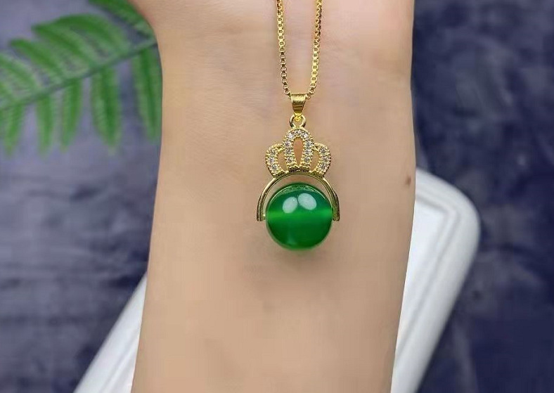 厂家批发翡翠色緑玉髓 微镶水钻皇冠吊坠 复古镶嵌