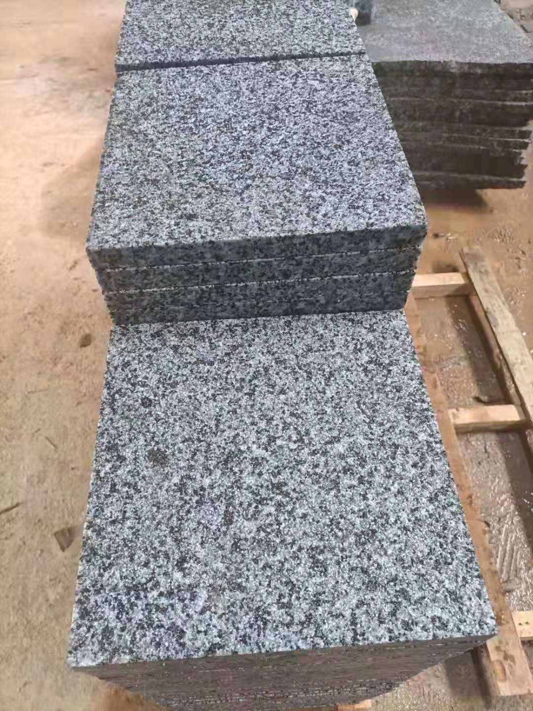 芝麻黑火烧板广场公园花岗岩地砖人行道防滑铺路石地铺石石材预定