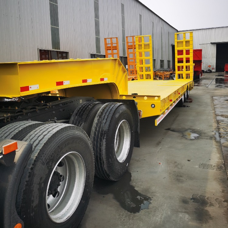 13米三轴钩机板半挂车厂家 三线六轴低平板挂车供应挖掘机拖车板