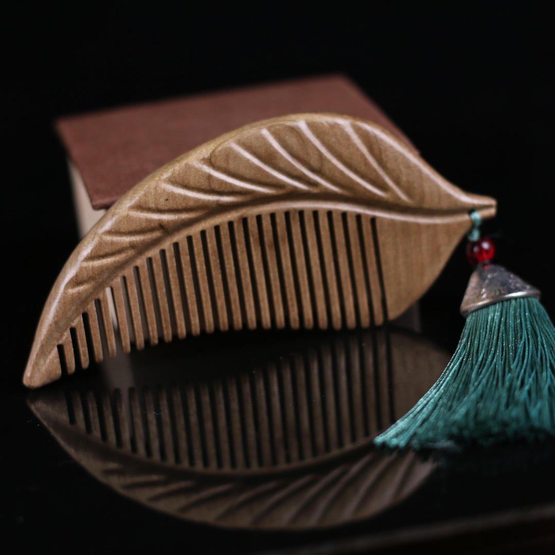 厂家直销金丝楠木精工雕刻树叶子造型木梳送女友送母亲创意礼品