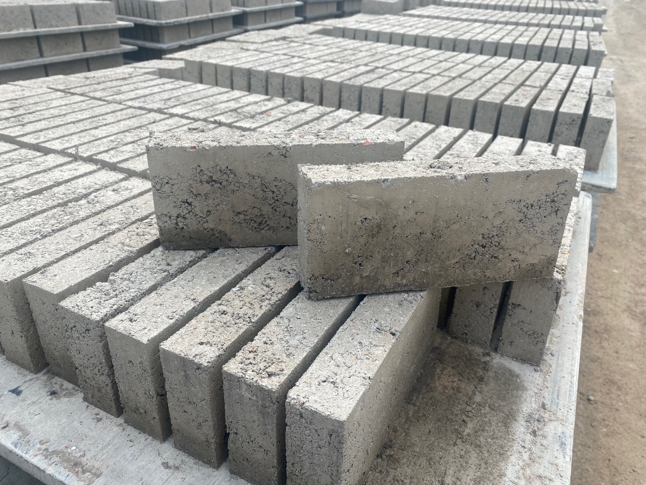 水泥石粉砖广州厂家现货直销广东省内可送货上门质量保证价格实惠