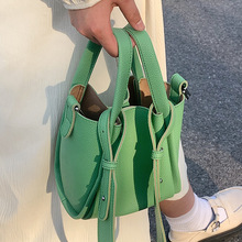 夏季包包女2022新款潮时尚百搭质感手提水桶包简约斜挎包