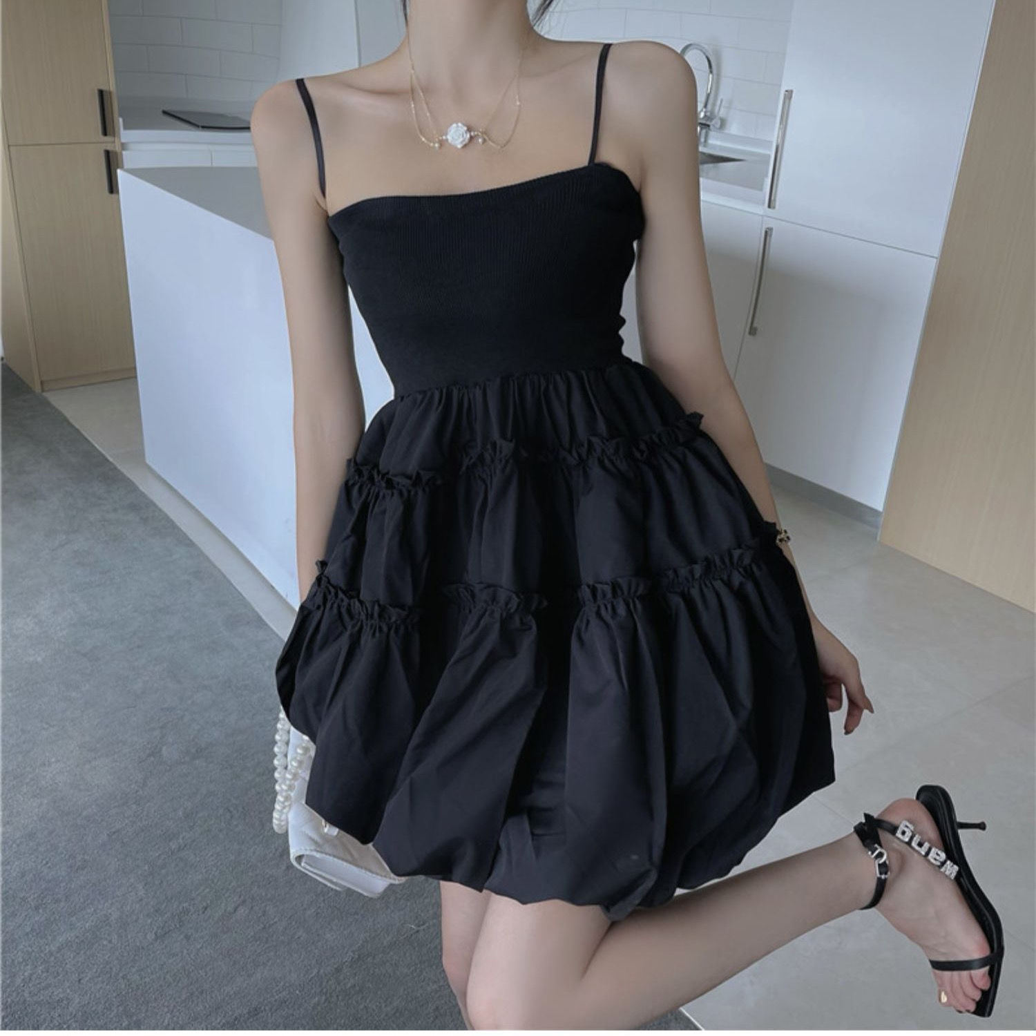 吊带性感辣妹高腰抹胸显瘦蓬蓬连衣裙女夏心机减龄百搭打底小黑裙