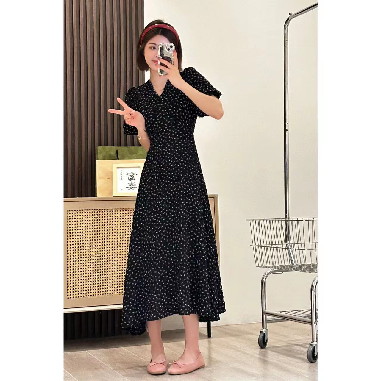 French Style Short Sleeve Overknee Dress Black Floral Women's Summer 2023 New Slimming V-Neckline Dress