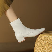 新款白色时装布洛克裸靴女方头后拉链弹力瘦瘦靴方跟短筒时装靴