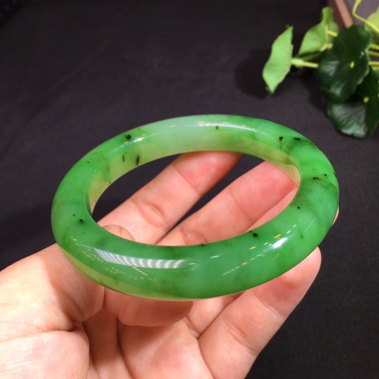 新疆和田玉乌兰海碧玉苹果绿玉石手镯冰底老料带证书终生保真