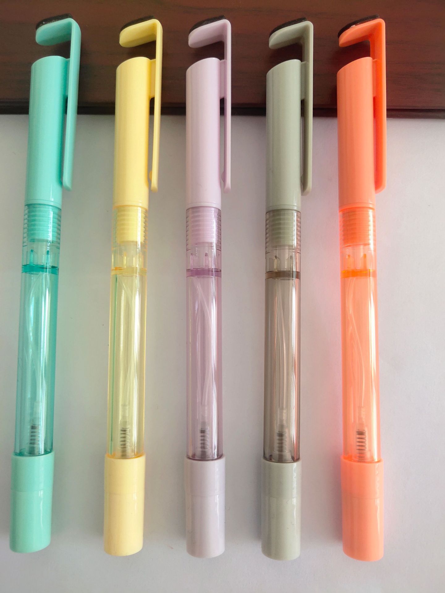 厂家供应马卡龙色喷雾笔手机支架笔擦屏中性笔可装防蚊液消毒水