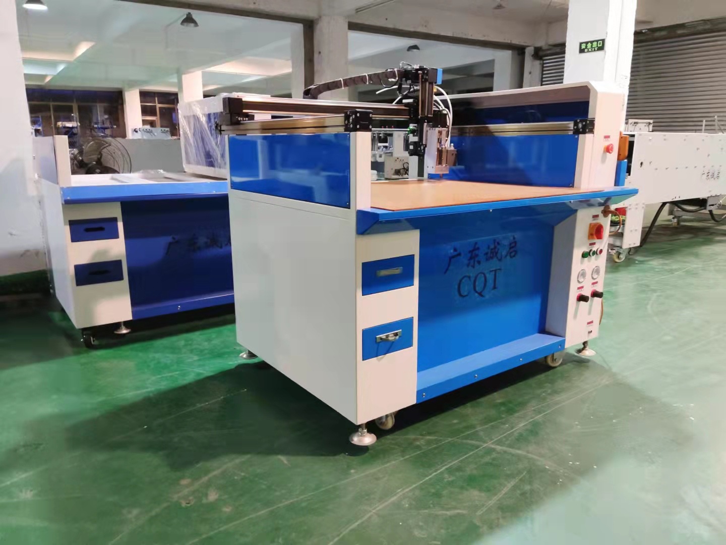 广东3a喷胶机自动鞋用装饰画手机上胶机万能胶白乳胶热熔胶机点胶