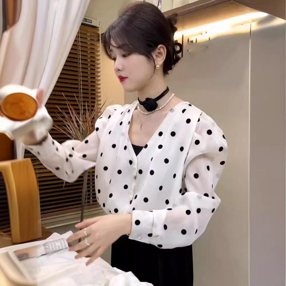 白色波点衬衫2024早春新款港风穿搭休闲独特别致绝美超好看上衣女