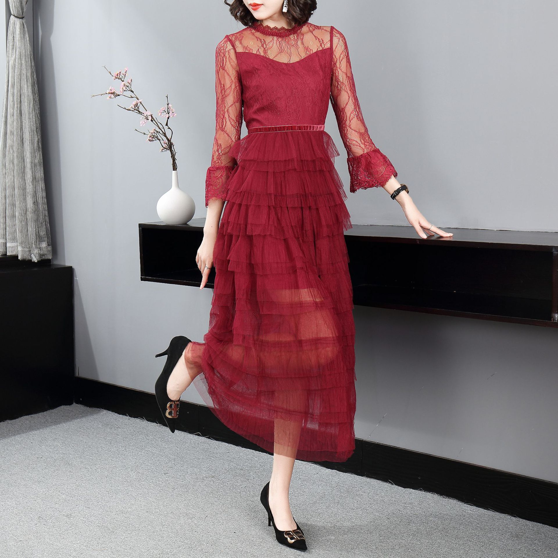 2021年春季新款女装时尚名媛气质圆领木耳边蕾丝刺绣蛋糕连衣裙