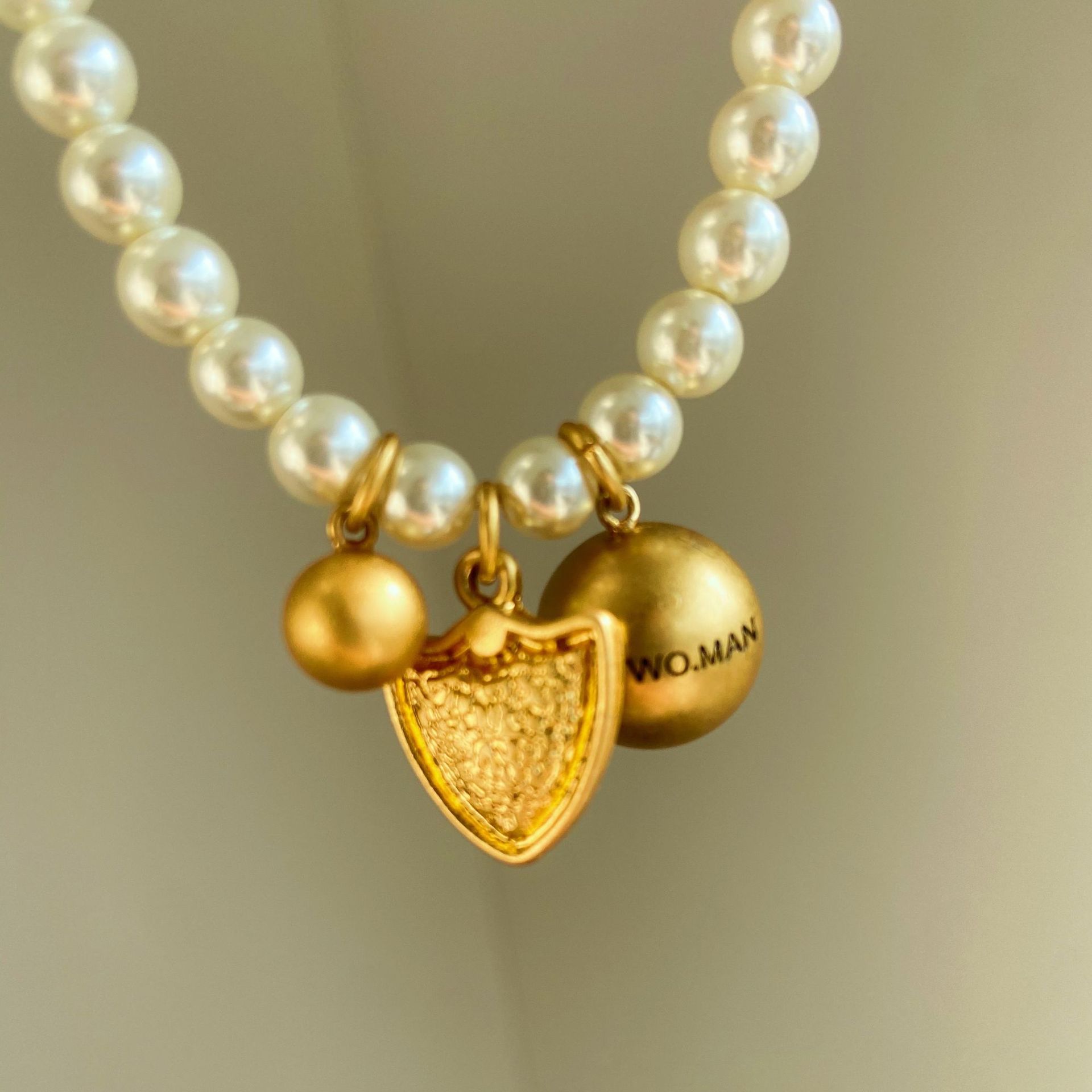 轻奢金属盾牌球球珍珠项链女网红复古做旧吊坠个性好搭配锁骨链