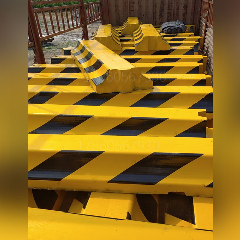 厂家直销市政道路隔离护栏底座 200*30*25*50cm 济南水泥围挡底座