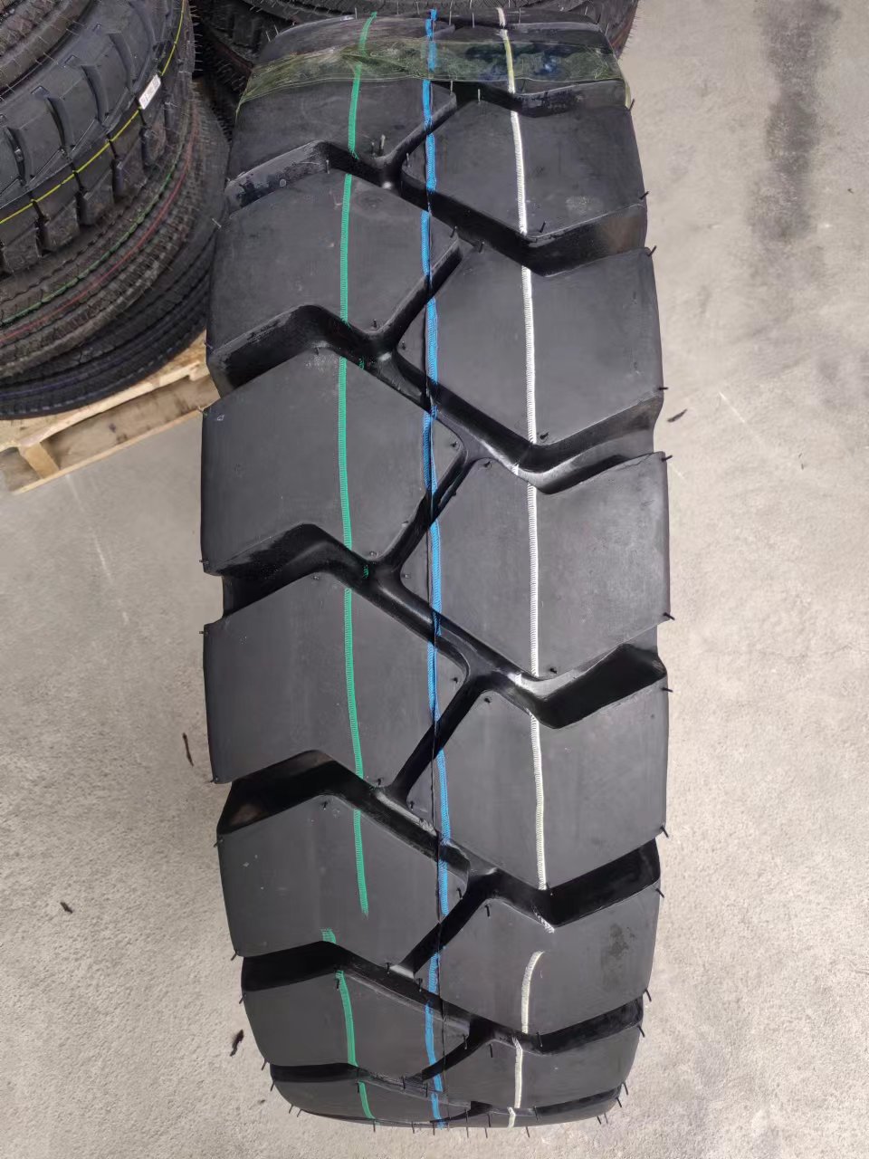 奥莱斯-均通牌叉车充气实心轮胎650-10 28*9-15  700-12 825-15