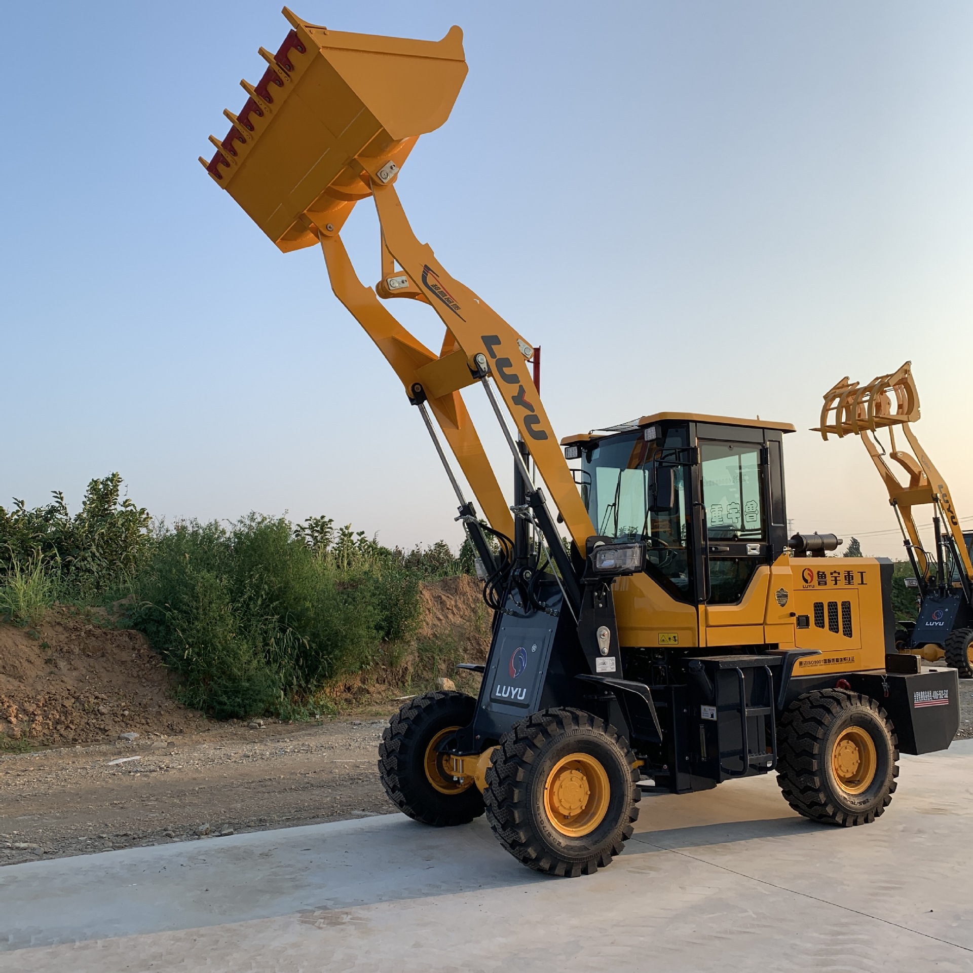 持久耐用鲁宇机械多用途四驱铲车厂家供应轮式养殖建筑装载机