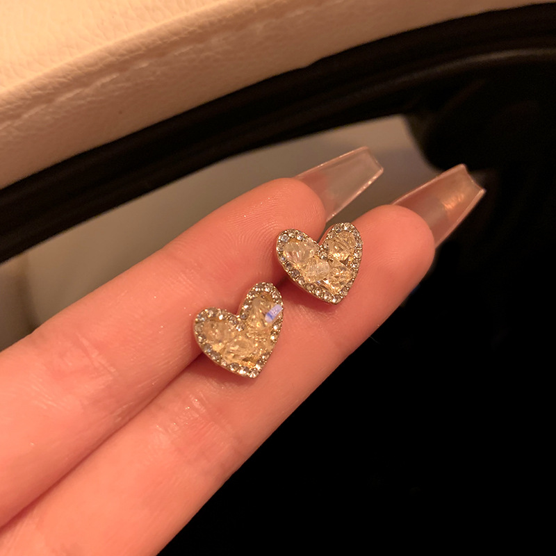 Retro French Diamond in the Debris Love Heart Earrings Women's Niche Design Elegant Ear Studs Light Luxury Advanced Internet-Famous Versatile Earrings