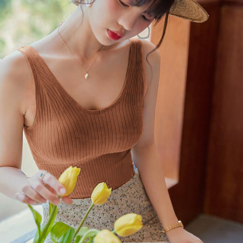 大美女穿吊带胸衣