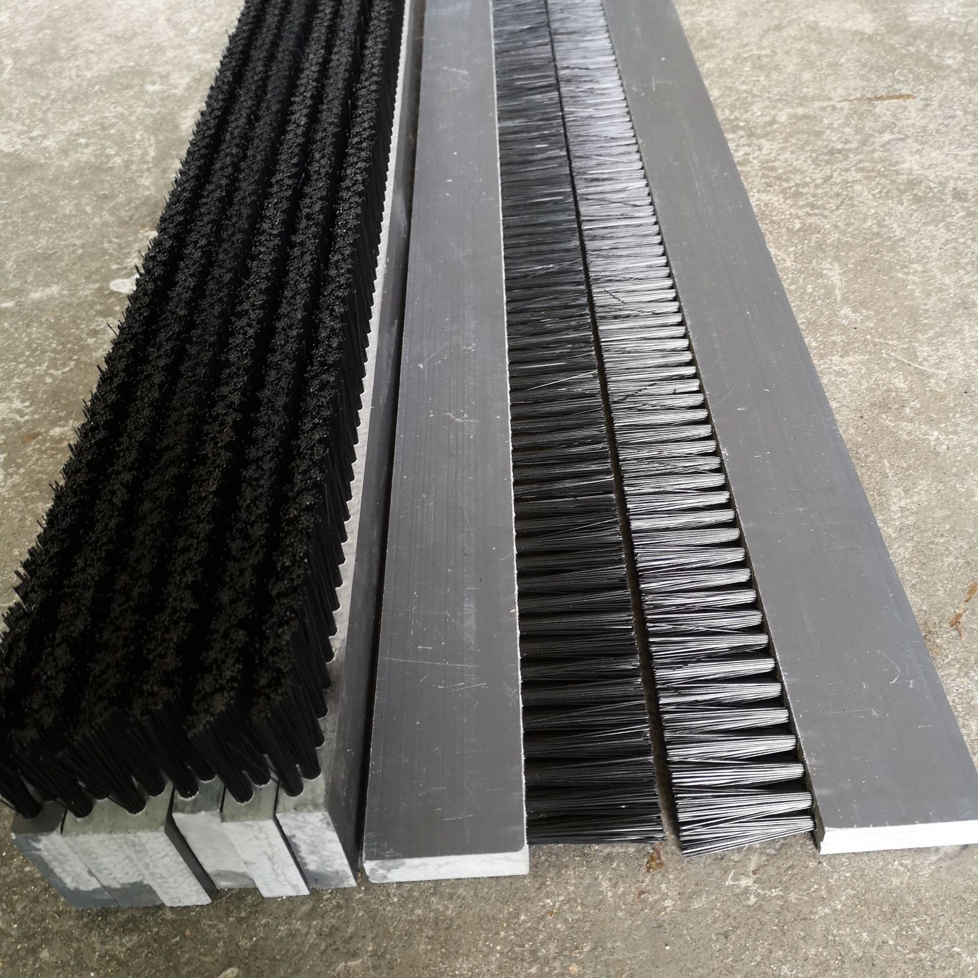 生产pvc平板长条毛刷 尼龙丝除尘板刷 砖机条刷工业pvc毛刷条排刷