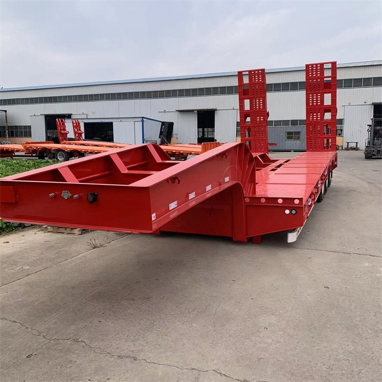 轻量化低平板半挂车 液压爬梯轻型钩机板运输车 整车自重轻