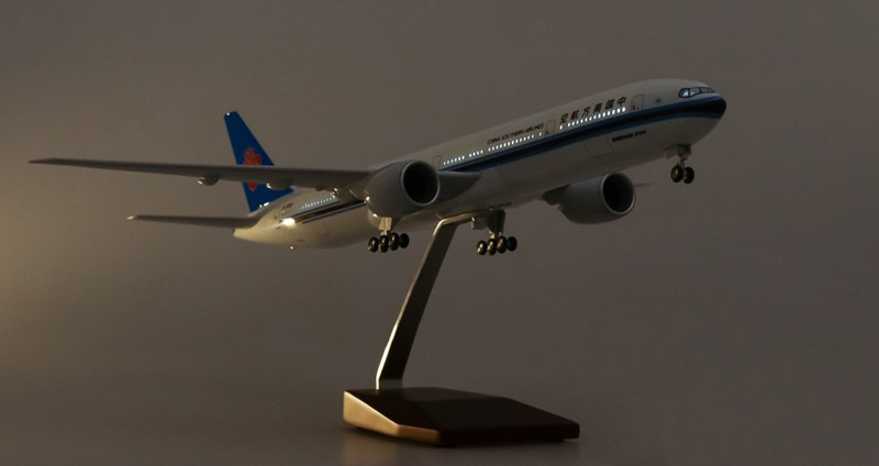 波音777中国国际航空爱国声控灯光起落架轮子礼品摆件飞机模型