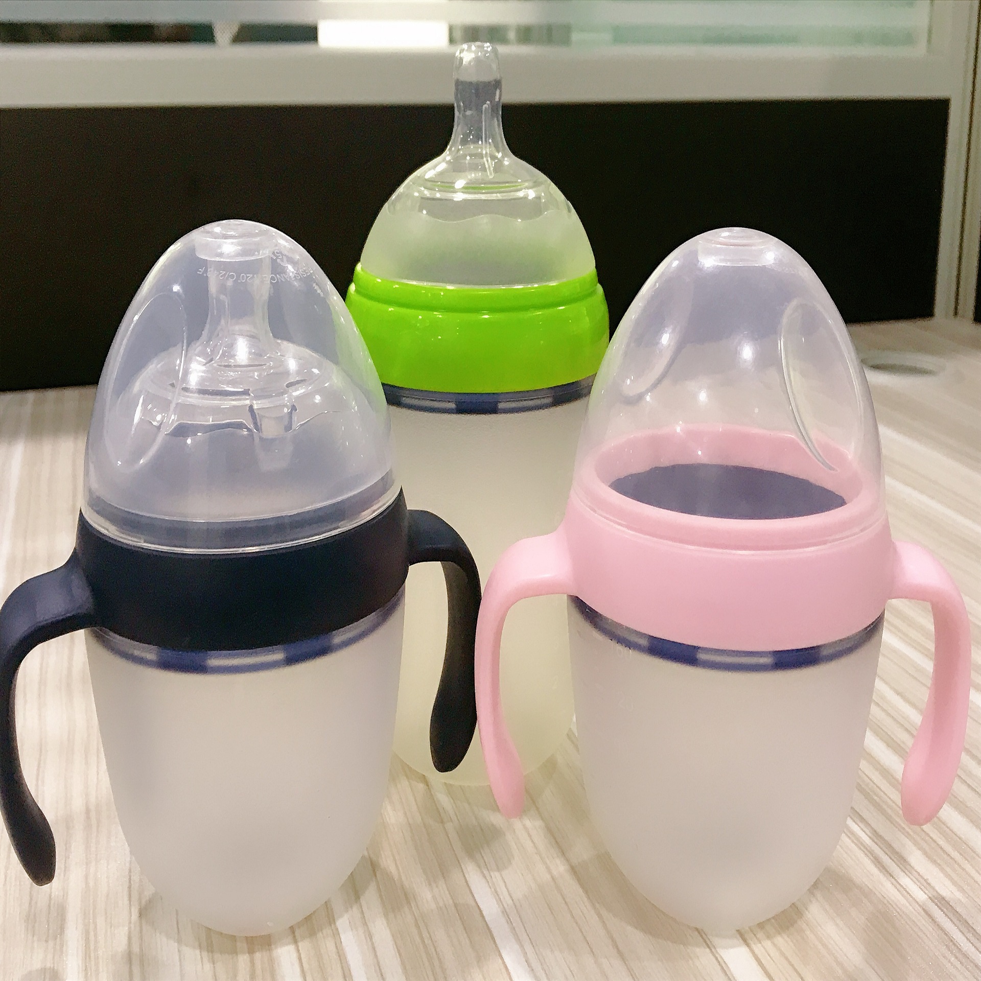 0618个月初生婴儿宝宝硅胶奶瓶广口径吸管奶瓶防胀气带手柄防摔