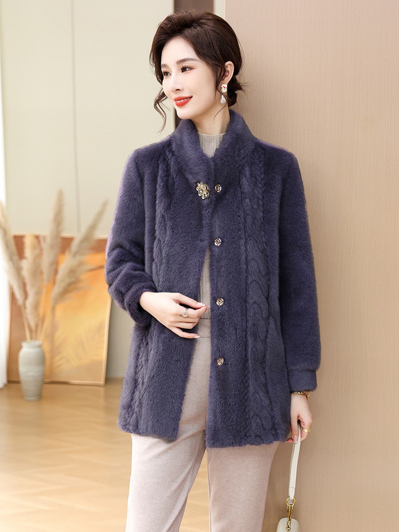 妈妈冬装皮毛一体大衣扭花纹理水貂绒外套中老年洋气小个子女装