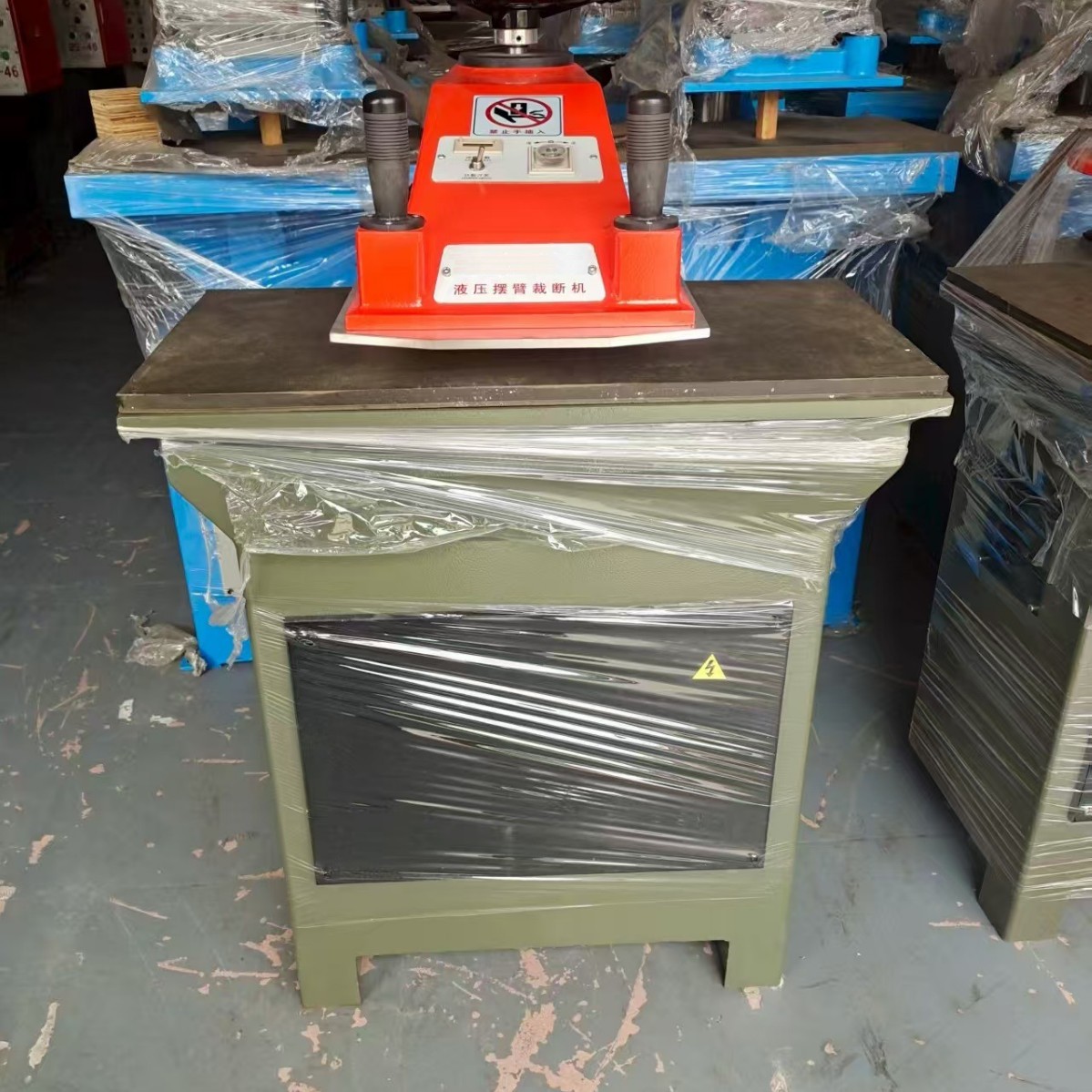 源头厂家摇臂式冲压裁断机皮料皮革裁断机